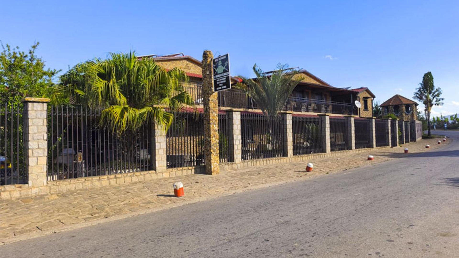 Hotel Restaurant Le Miamiam Glouglou Ambositra Exteriör bild