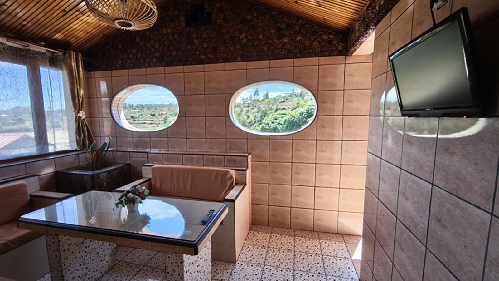 Hotel Restaurant Le Miamiam Glouglou Ambositra Exteriör bild
